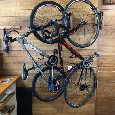 repairs bicycle mounts